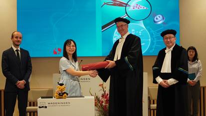 穿着西装笔挺的男子正在演讲 AI 生成的内容可能不正确。